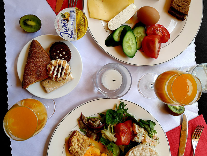 ארוחת בוקר במלון בקובנה