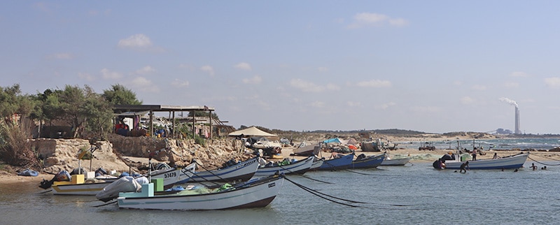 סירות עוגנות בכפר הדייגים בגסר א זרקא