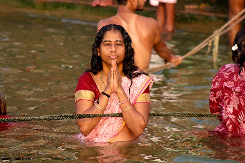 הודית מתפללת במי הגנגאס בואראסני