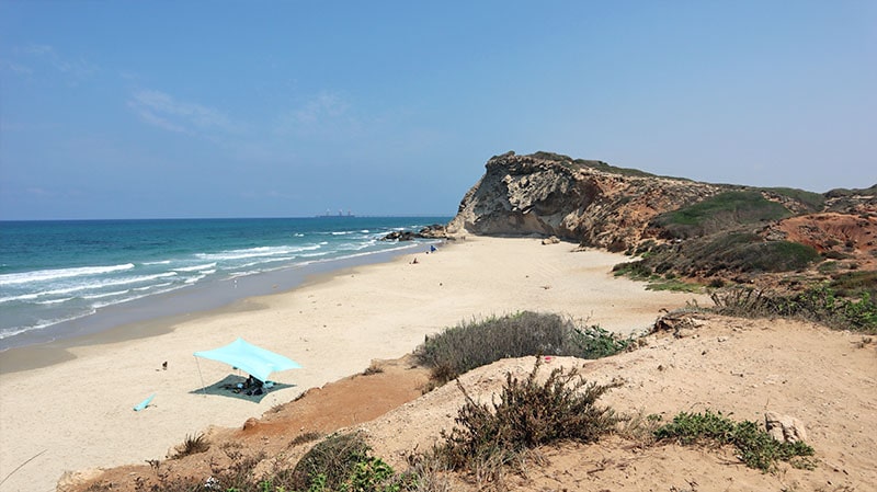 חול לבן בחוף גדור ישראל